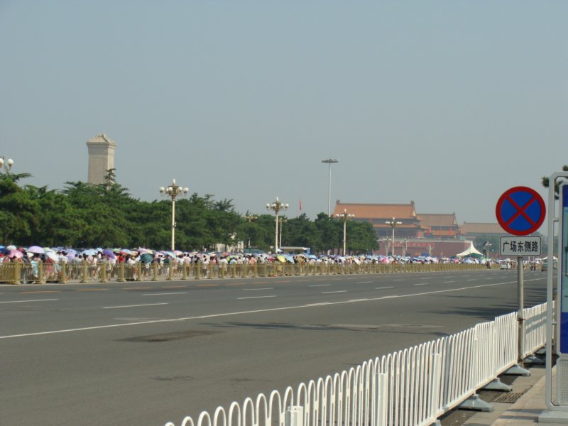 tiananmensquarequeueformaostomb.jpg